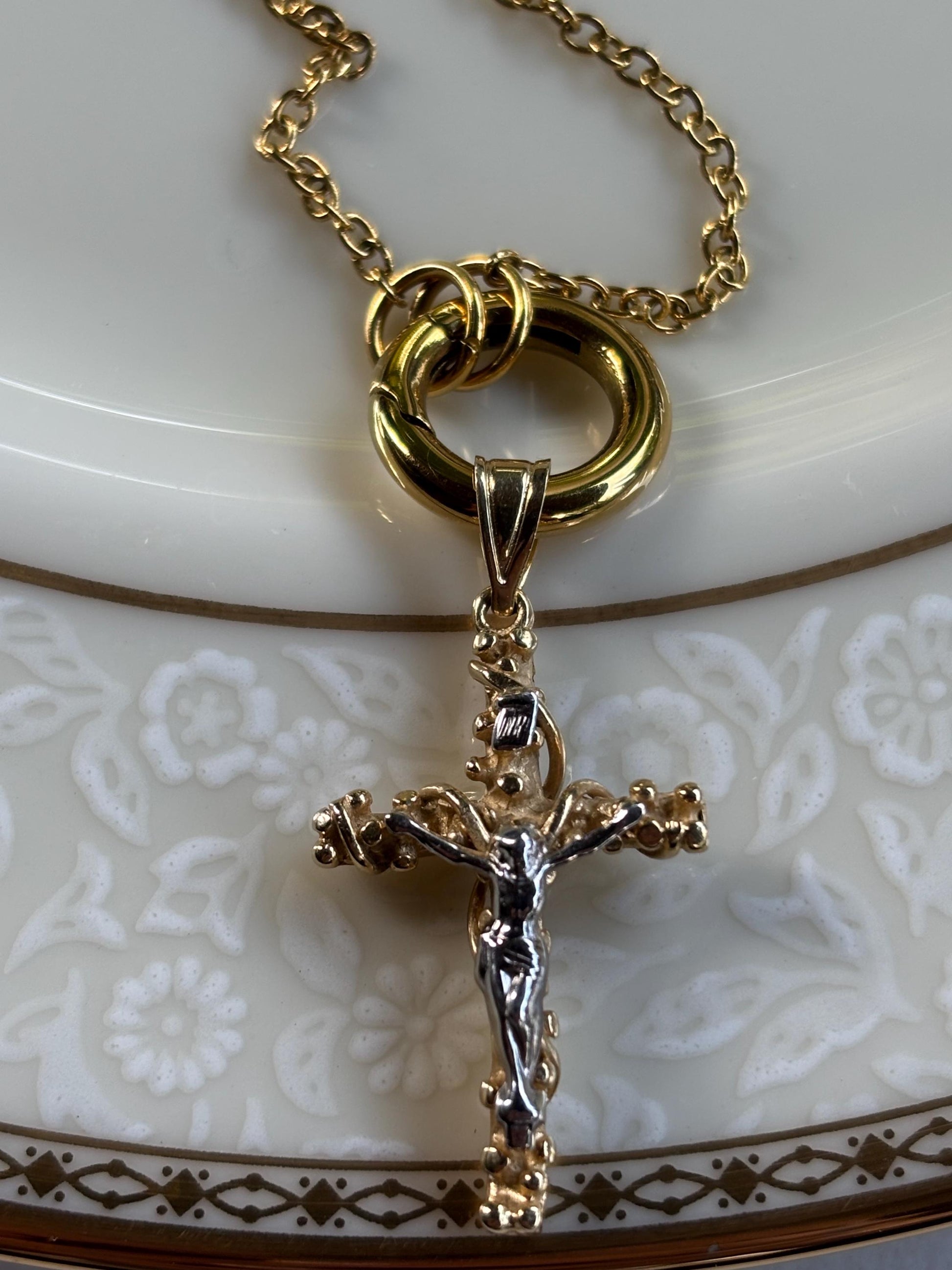 Vintage 14K Gold Cross Pendant with detail